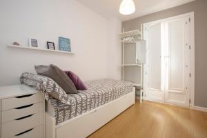 Łóżko lub łóżka w pokoju w obiekcie LUMINOSO APARTAMENTO en el centro de Cádiz