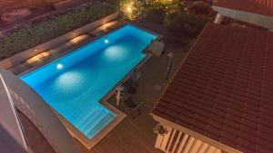 an overhead view of a swimming pool next to a house at Apartmani Julija in Vodice
