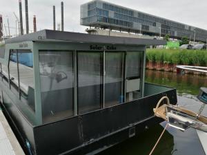 una barca è ormeggiata in acqua vicino a un edificio di loft boat ad Amsterdam