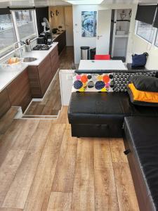 アムステルダムにあるloft boatのソファとキッチンのあるリビングルーム