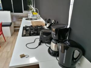 una cucina con bancone e macchinetta del caffè di loft boat ad Amsterdam