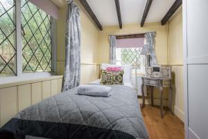 Forest Drove Cottage · Idyllic New Forest 6 Bedroom Thatched Cottage tesisinde bir odada yatak veya yataklar