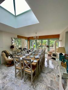 comedor grande con mesa larga y sillas en Forest Drove Cottage · Idyllic New Forest 6 Bedroom Thatched Cottage en Ringwood