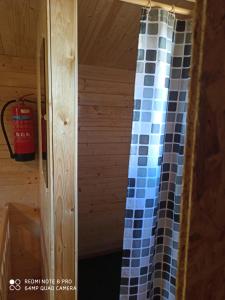 eine Dusche mit Mosaikfliesen im Inneren eines Zimmers in der Unterkunft E.A.MINIKAMP in Lelle + 17 Fotos