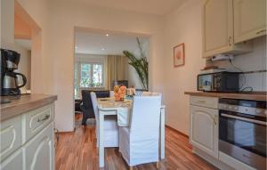A kitchen or kitchenette at 2 Bedroom Lovely Home In Berlin