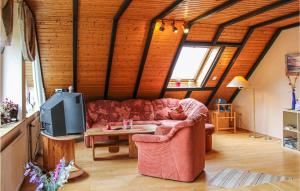 een woonkamer met een bank en een tv bij Amazing Apartment In Wurster Nordseekste With Wifi in Cappel