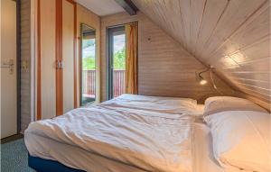 KemmerodeにあるFerienhaus 105 In Kirchheimの窓付きの客室の大型ベッド1台分です。
