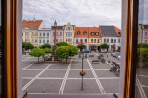widok z okna ulicy z budynkami w obiekcie Penzion U Madony w mieście Česká Lípa
