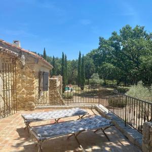 - une terrasse avec 2 bancs au-dessus d'un bâtiment dans l'établissement Domaine du Commandeur, à Mondragon