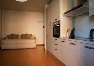 Kuchyňa alebo kuchynka v ubytovaní Sirmione Acque del Garda Apartments