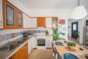 Kuchyň nebo kuchyňský kout v ubytování Acharavi Beach Villa