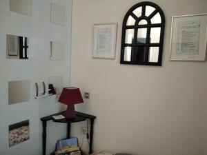 Pokój ze stołem z lampką i oknem w obiekcie CHRYSSA - ΧΡΥΣΑ w mieście Patras