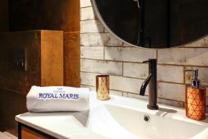 a bathroom sink with a towel on top of it at Apartamenty Royal Maris 7 - najlepsza lokalizacja w Ustce, blisko plaży i portu, bezpłatny parking, ścisłe centrum in Ustka