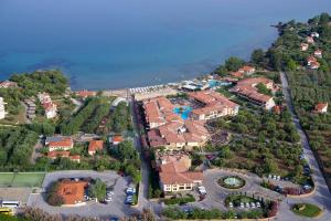 una vista aerea di una casa con l'oceano di Anthemus Sea Beach Hotel and Spa a Elia