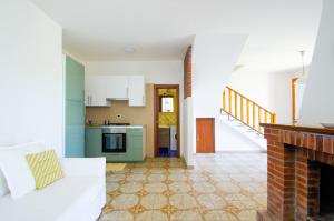 ein Wohnzimmer mit einer weißen Couch und einem Kamin in der Unterkunft Villa al mare a Santa Maria di Castellabate in Santa Maria di Castellabate