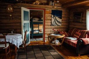 un soggiorno con divano e tavolo in una cabina di Gammelstuggu a Bjorli