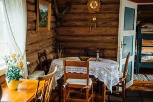 a dining room with a table in a log cabin at Gammelstuggu in Bjorli