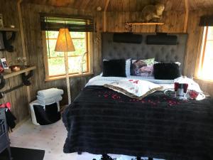 - une chambre avec un grand lit dans une cabine dans l'établissement Bäverli Hills, à Lidköping