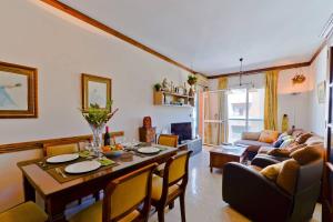 a kitchen and living room with a table and chairs at Apartamento Yaiza in Nerja