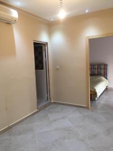 een slaapkamer met een bed en een deur naar een kamer bij VILLA RYAD SAIDIA in Saidia 