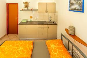 cocina con banco y lavabo en una habitación en Apartments Natali, en Sveti Petar