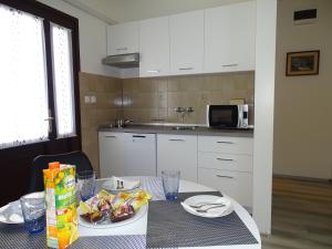 Kuchyň nebo kuchyňský kout v ubytování Olga Apartment Near the Beach