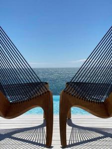 モノーポリにあるベラヴィスタ スイーツの海辺のデッキに座るベンチ