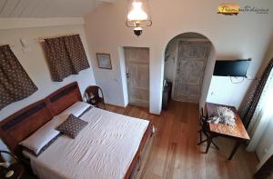 1 dormitorio con cama, mesa y comedor en Tramontodivino b&b, en San Pietro in Vincoli