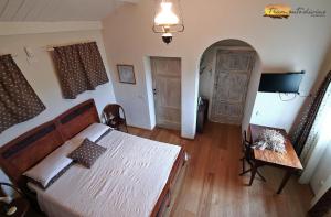 San Pietro in Vincoli的住宿－Tramontodivino b&b，一间卧室配有一张床铺和一张桌子,还有一间用餐室