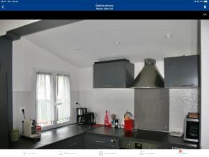 ラ・ロシェルにあるMaison Style Loftのキッチン(黒いカウンタートップ付)、窓