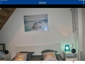 ラ・ロシェルにあるMaison Style Loftのリビングルーム(ソファ付)