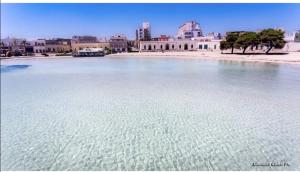un grande bacino d’acqua con edifici sullo sfondo di GIOANTHONY monolocale a Porto Cesareo