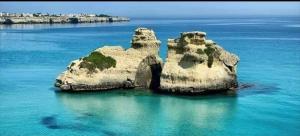 Una roccia in mezzo all'acqua di Villetta Carati a Torre dell'Orso