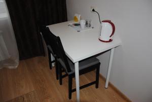 una mesa blanca con una licuadora encima en Hotel One Way, en Ufa