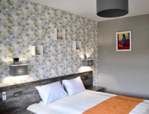 Postel nebo postele na pokoji v ubytování Village apartments Polyana + 37 fotografií