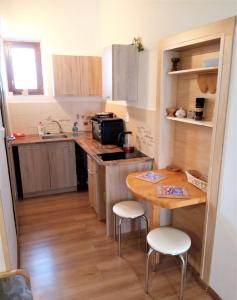 Кухня или мини-кухня в Apartment pod hradem Loket
