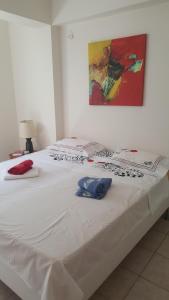 Posteľ alebo postele v izbe v ubytovaní Joan's airport apartment