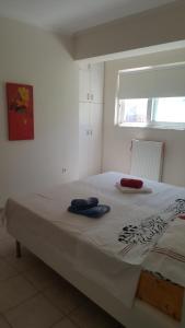 Posteľ alebo postele v izbe v ubytovaní Joan's airport apartment