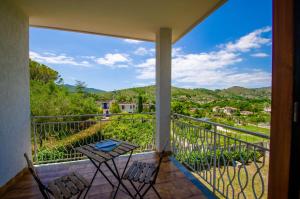 ein Balkon mit Tisch und Stühlen und Aussicht in der Unterkunft Villa al mare a Santa Maria di Castellabate in Santa Maria di Castellabate