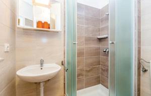 ADRIATIC apartmani A2-A6, RAB في راب: حمام مع حوض ومرحاض ودش