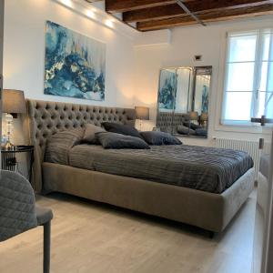 Apartment New Luxury Prince-Suite Venezia San Marco في البندقية: غرفة نوم بها سرير كبير في الغرفة