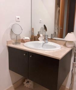a bathroom with a sink and a mirror at Sweet Montgeron in Póvoa de Varzim