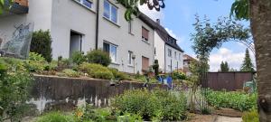 Ein Garten an der Unterkunft FeWo Hafner "Zuhause mit Ausblick"
