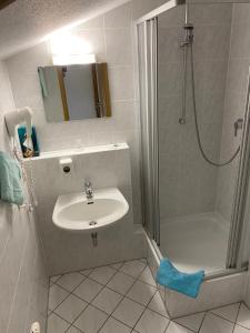 Koupelna v ubytování Hotel Janssen + 37 fotografií