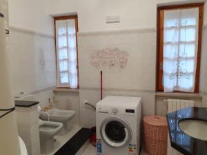 y baño con lavadora y aseo. en B&B Il girasole - A casa di Ale, en Oratino