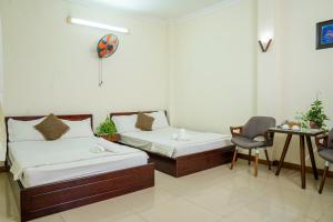 En eller flere senge i et værelse på Aqua Kim Long Hotel