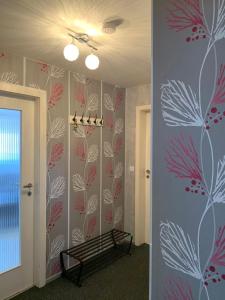 una habitación con una pared con flores pintadas en ella en Ferienwohnung Frühlingsau en Freudenstadt