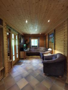 Una sala de estar con dos sofás y un televisor. en Ferienpark Leitzingen, en Soltau