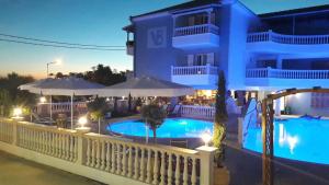 Villa con piscina por la noche en Vrachos Beach Hotel, en Vrachos
