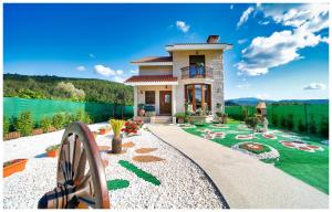 dom z widokiem na zbiornik wodny w obiekcie Casa Victoria garden con Jacuzzi y piscina w mieście Caldas de Reis